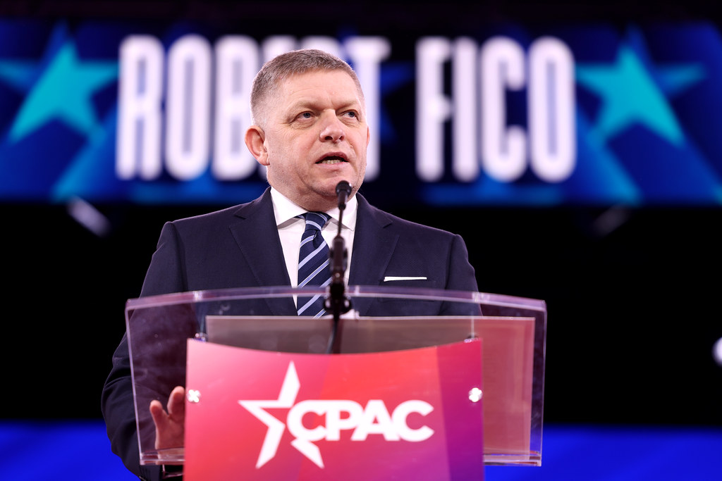 Fico, bivši član Komunističke partije Čehoslovačke i dugogodišnji kritičar Sjedinjenih Država, pohvalio je sadašnjeg američkog predsjednika Donalda Trumpa zbog njegove "energije u pregovorima o Ukrajini" i također ustvrdio u svom govoru u petak da "Rusija ima ozbiljne sigurnosne razloge za rat". Poznat po svojoj proruskoj politici i čestom ponavljanju narativa Kremlja, Fico je na konferenciji predstavljen kao branitelj "tradicionalnih vrijednosti" i "zagovornik mira u Ukrajini".