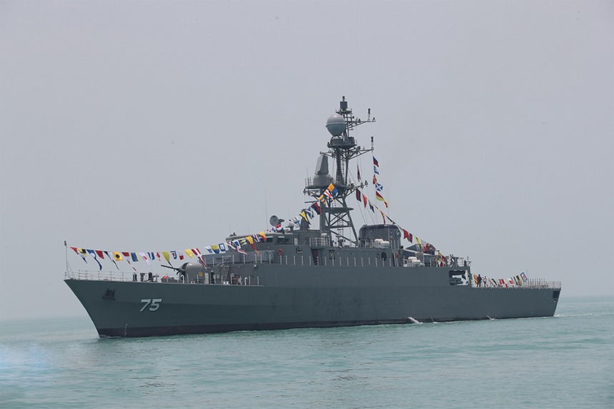 Iranska fregata Dena koja nosi 4 lansera za protubrodske rakete Qader dometa 300 km je možda najnapredniji njihov ratni brod, ali ima veoma slabu protuzračnu i proturaketnu obranu, tako da bi Amerikanci i Izraelci lako izašli na kraj s njome